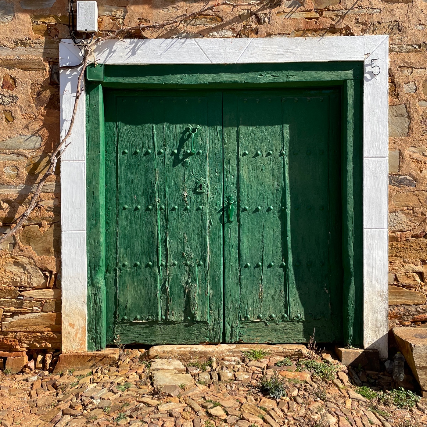 Re-viviendo: ideas innovadoras para encontrar vivienda en el medio rural - La España Medio Llena - Podcast en iVoox