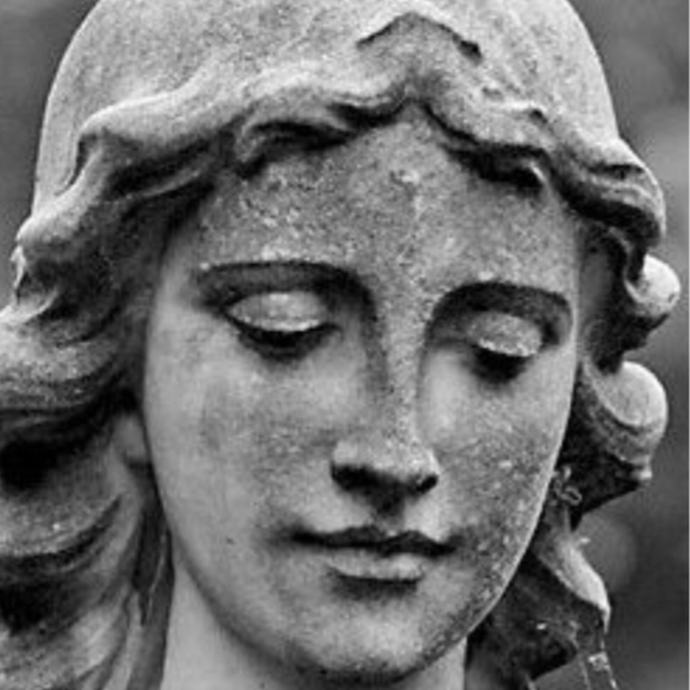 Статуя с закрытыми глазами