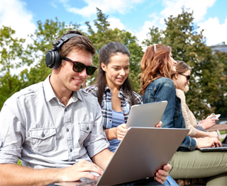 Escucha en compañía