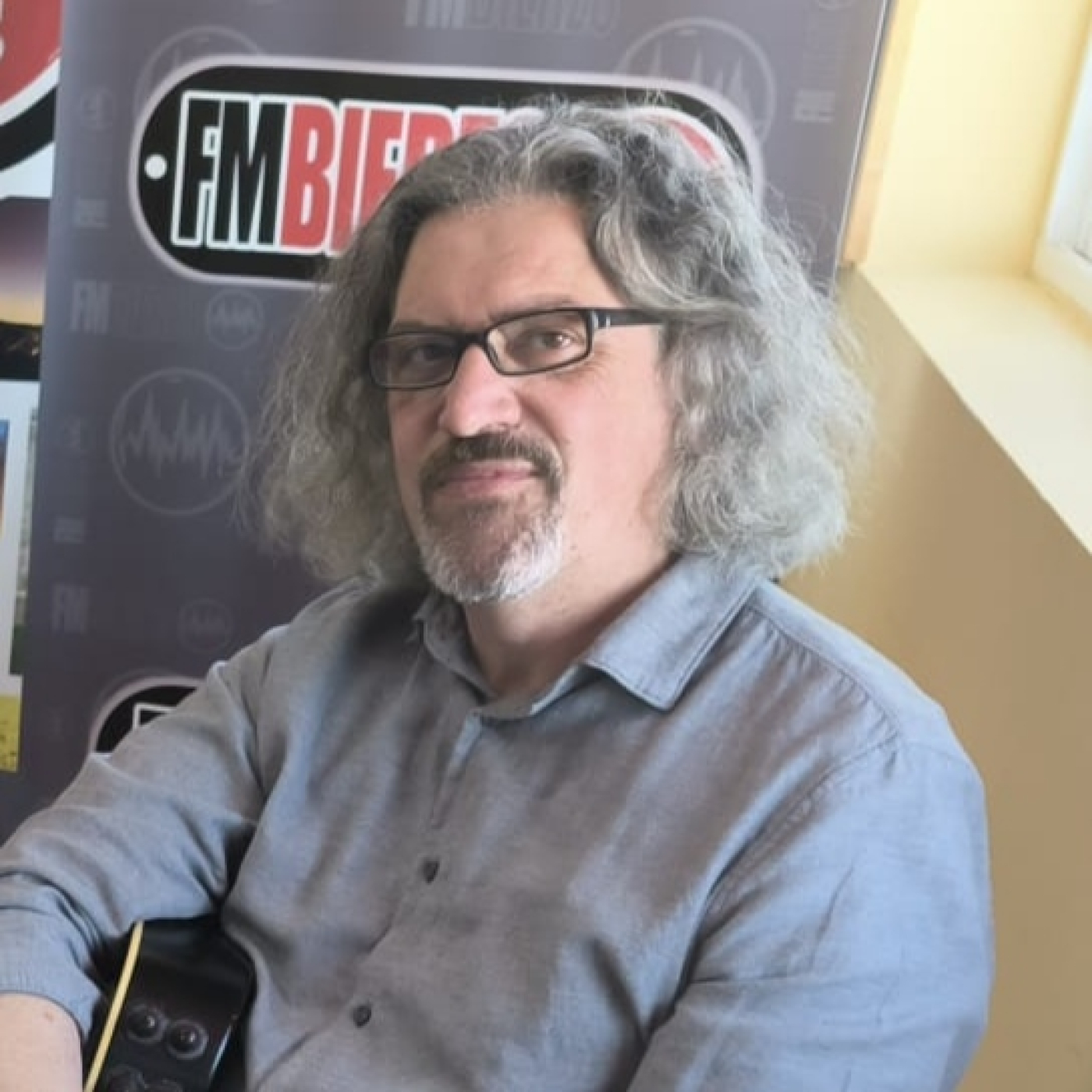 Hoy contamos con la presencia del músico Javi Bao, el Gran Massay, que nos cantó en directo.