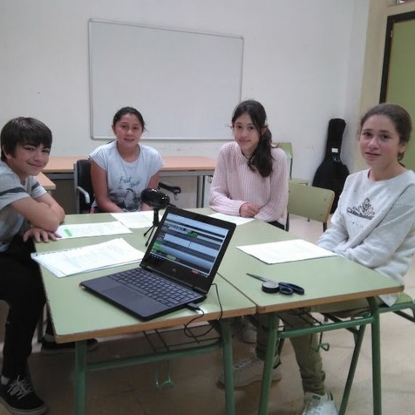 Primeres emissions de la ràdio escolar en proves