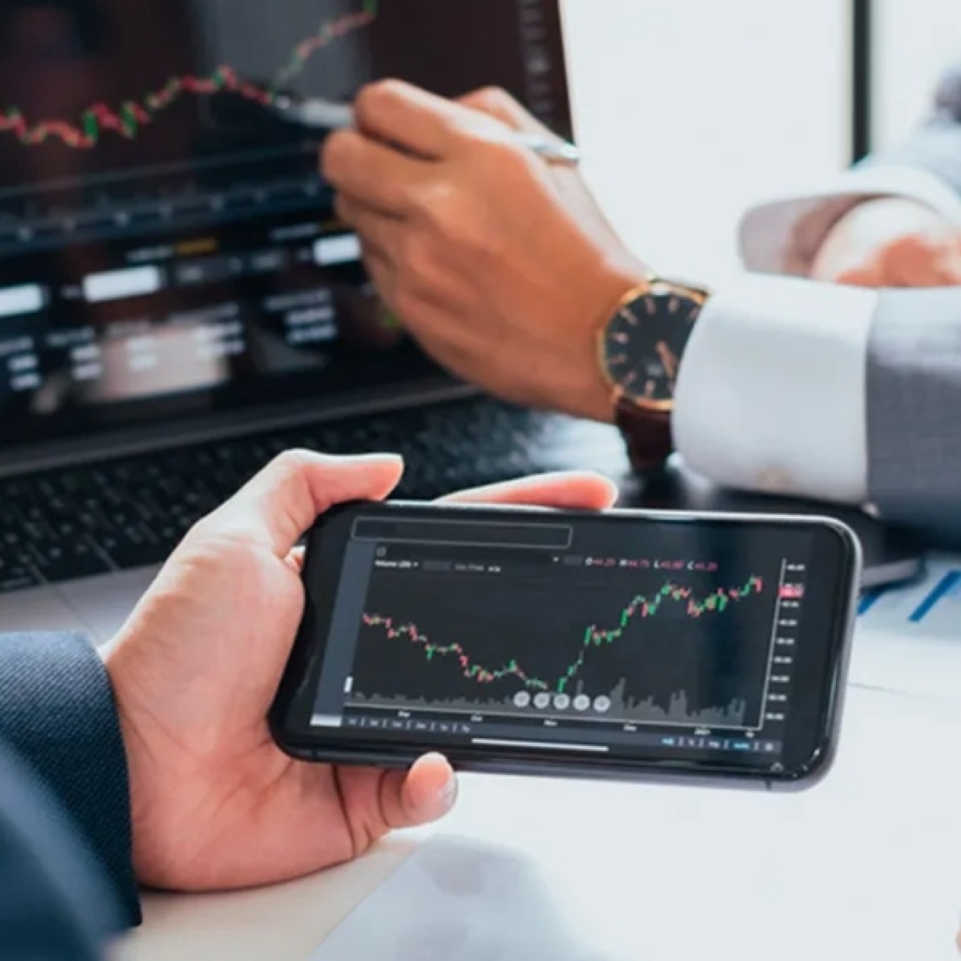 Las Bolsas se agarran a la tecnología pese al apagón de datos en EEUU | Resumen diario de los mercados episode artwork