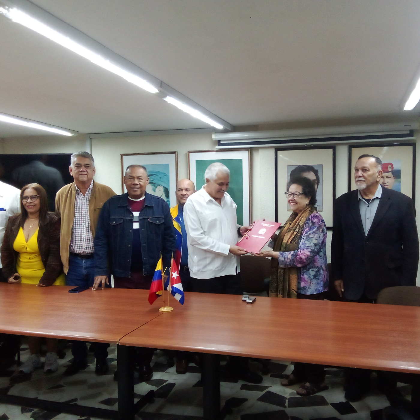 Desde la Asamblea Nacional de Venezuela, deme Cuba en qué servirla