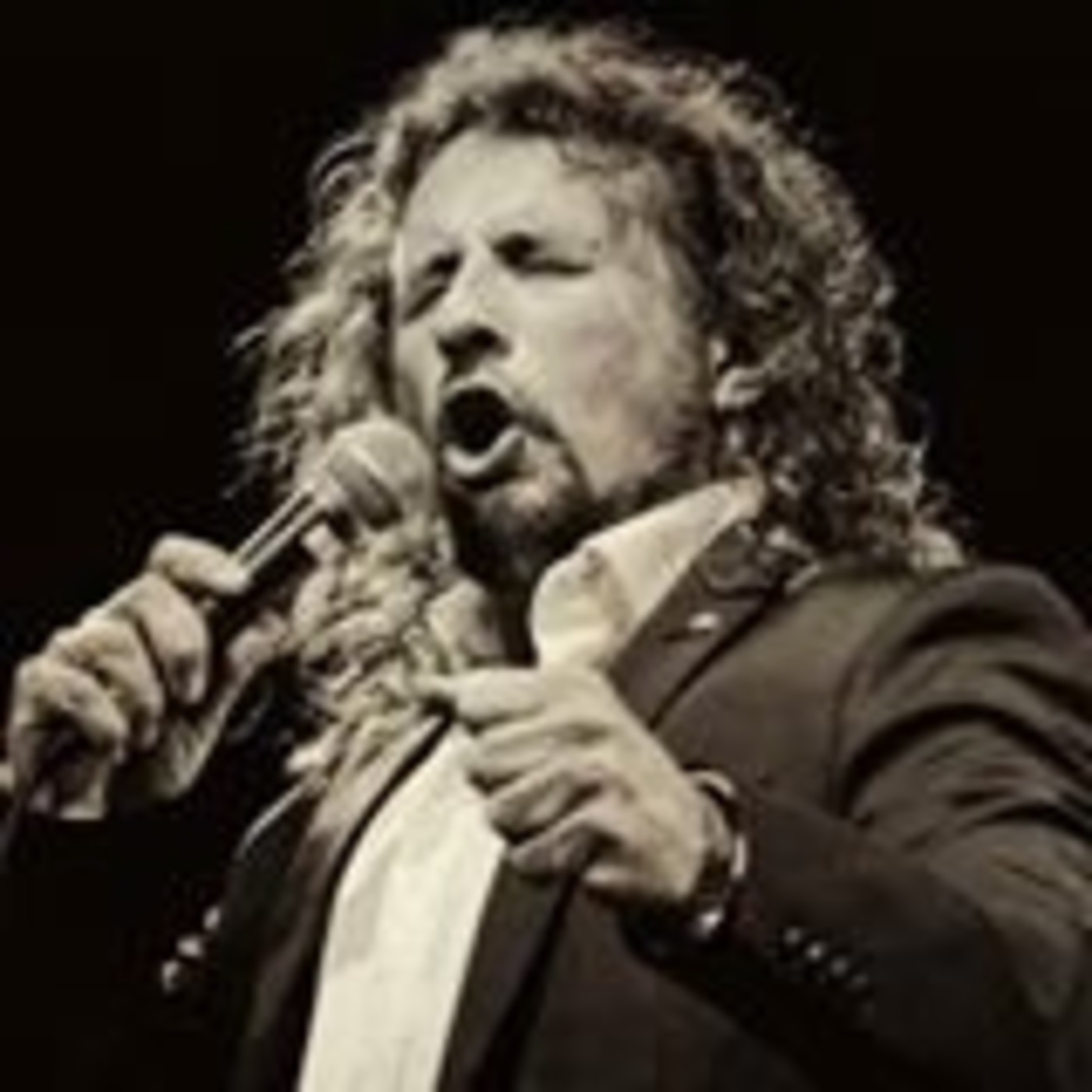 Guillermo Albarado canta