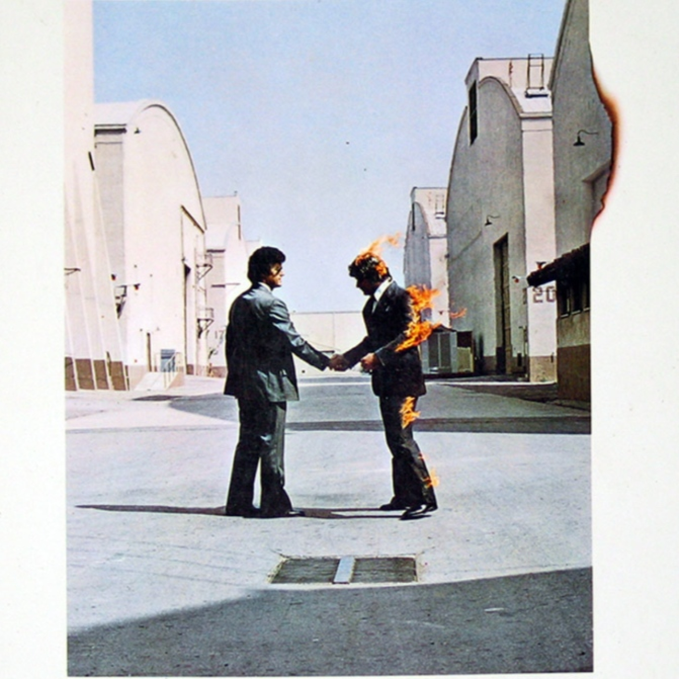 Wish You Were Here de Pink Floyd es un tributo emotivo a Syd Barrett sobre ausencia y crítica industrial; a sus 50 años. episode artwork