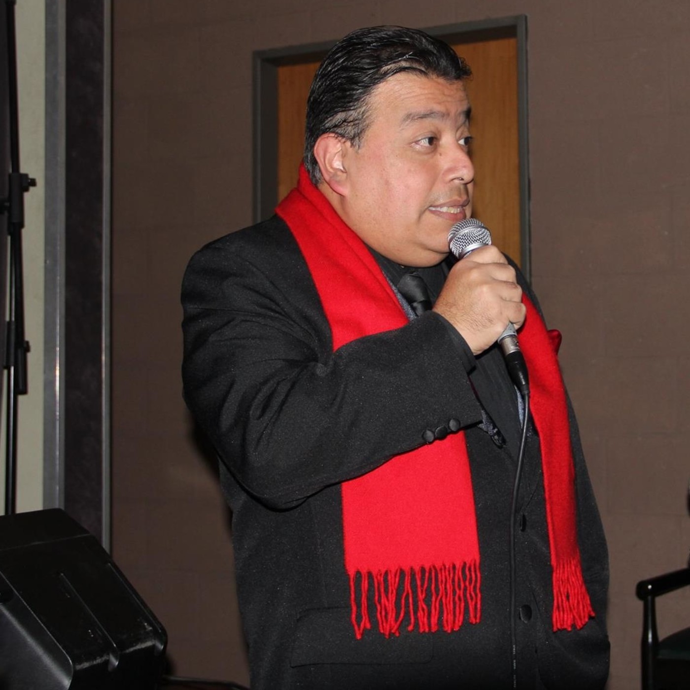 Guillermo Albarado canta