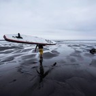 Antonio de la Rosa "surfea" la Costa de la Muerte