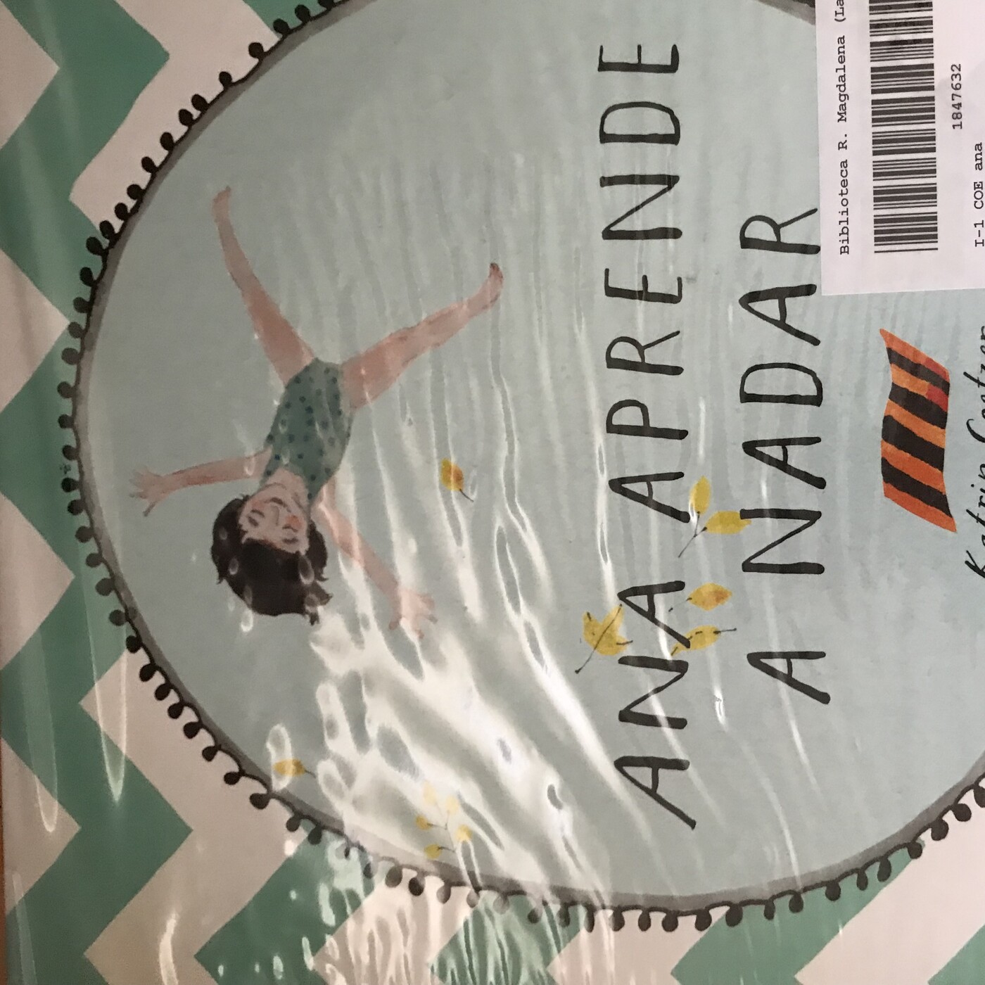 Ana aprende a nadar