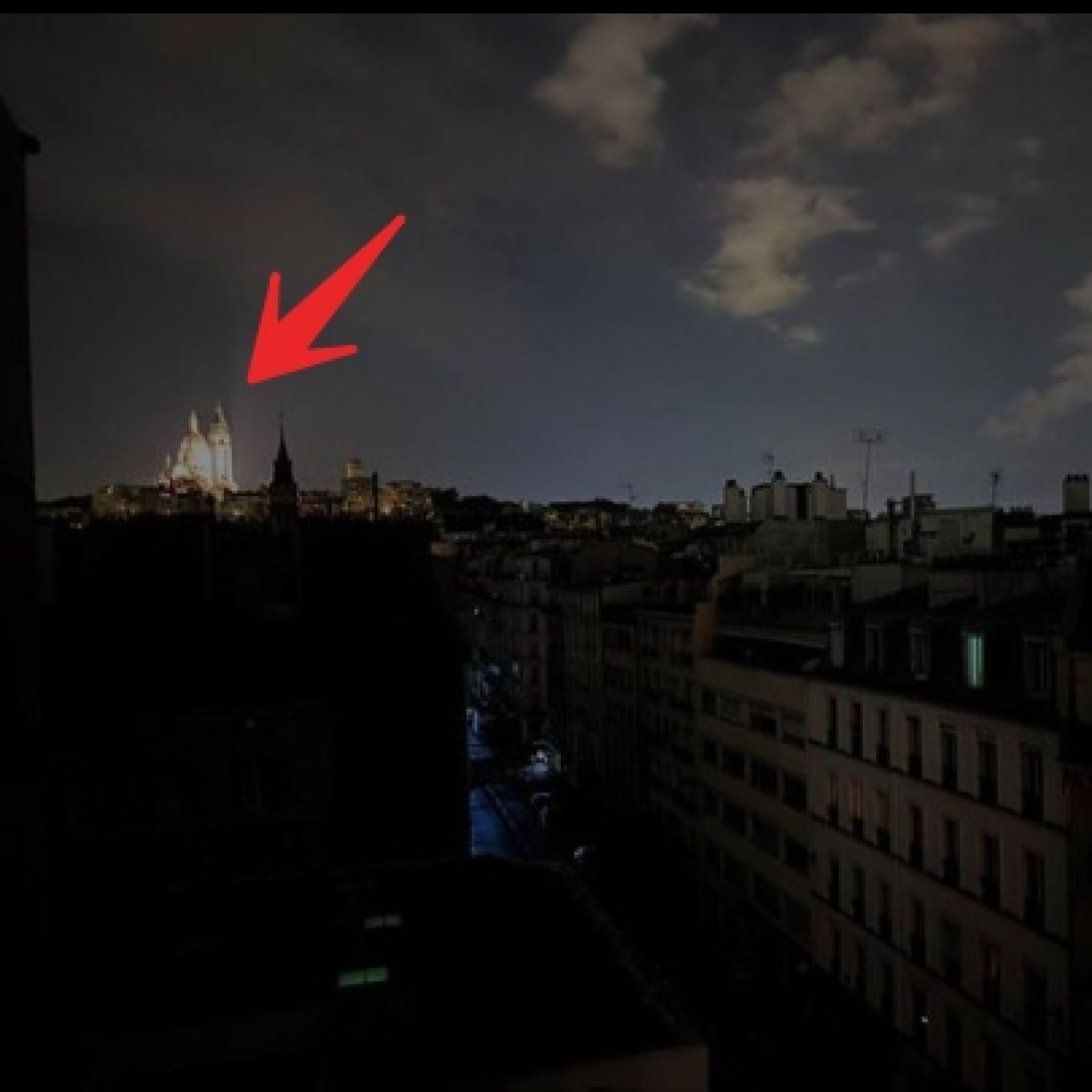 PORQUÉ ESTE EDIFICIO PERMANECIÓ "ILLUMINADO" EN EL APAGÓN DE PARIS episode artwork