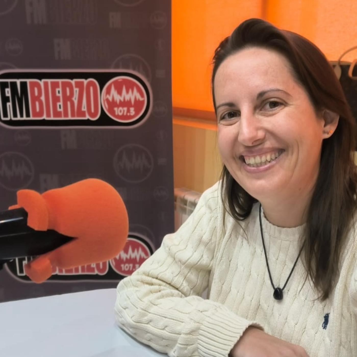 La maestra de Reiki, Toñi Escudero, habla con Noemí Haro de sus esperiencias en común de esta terapia episode artwork