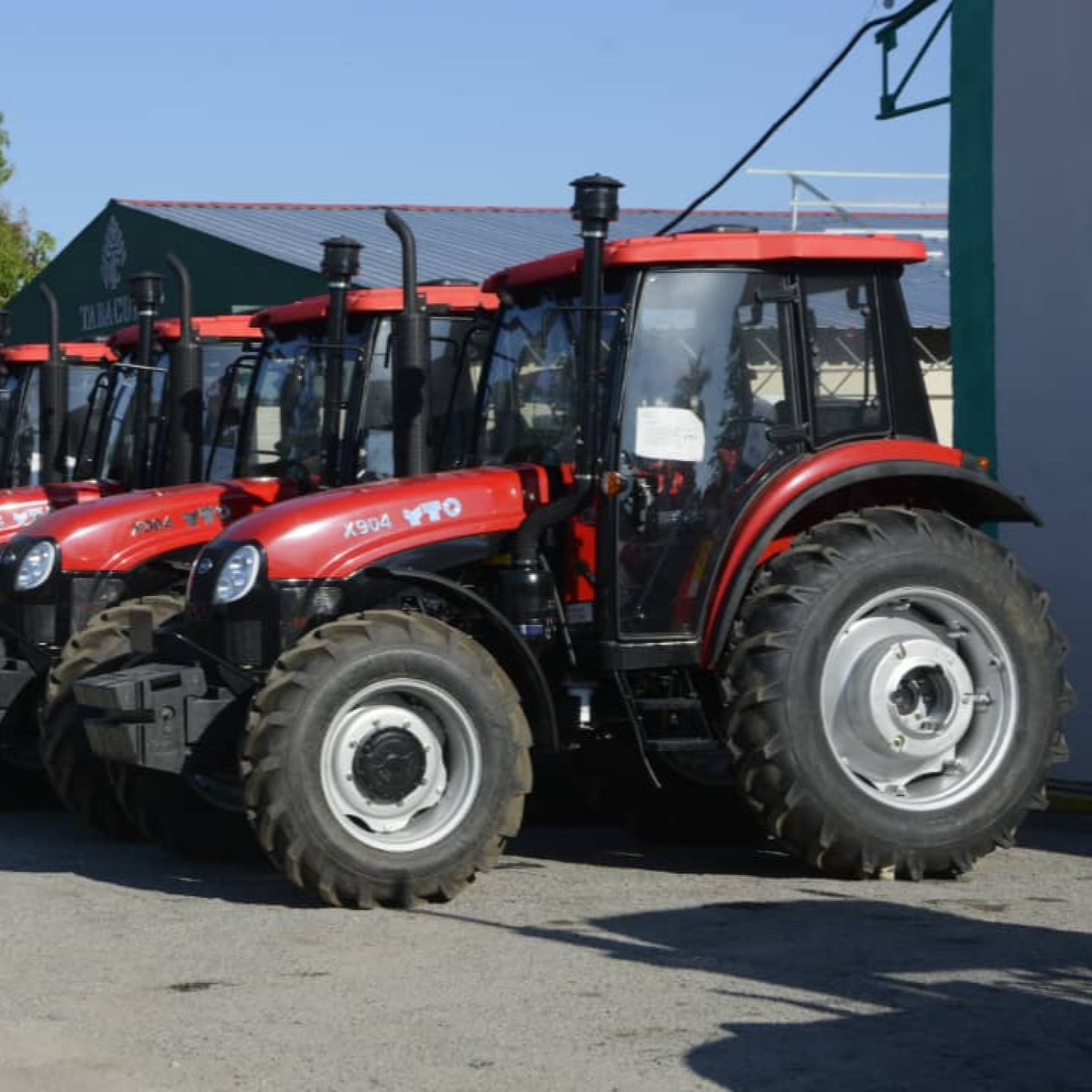 Más tractores en manos de los vegueros pinareños