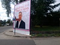 150609 Gustavo molina y la carteleria de campaña de Carlos paz unido