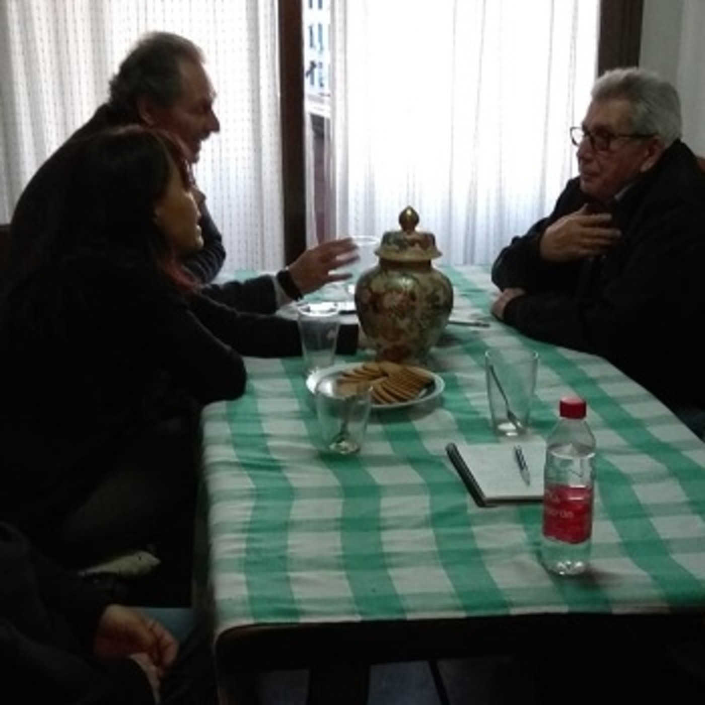 Actividad de radio con personas mayores