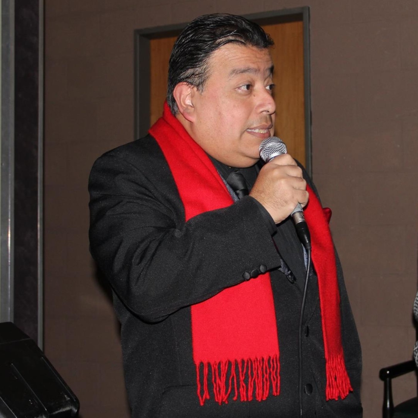 Guillermo Albarado canta