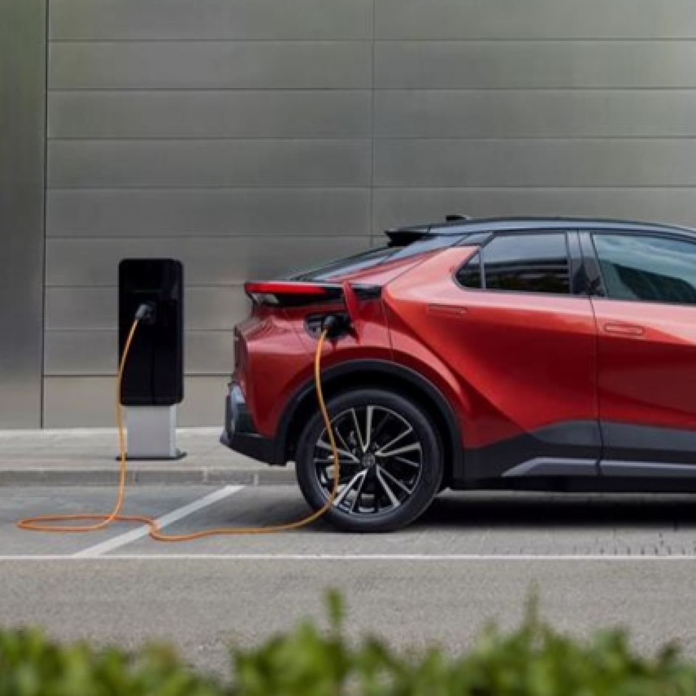 Coches HÍBRIDOS ENCHUFABLES: ¿La gran SOLUCIÓN o la gran MENTIRA?