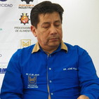 Dr jose pijal rector del instituto 17 de julio recibiendo reconocimiento por expotech