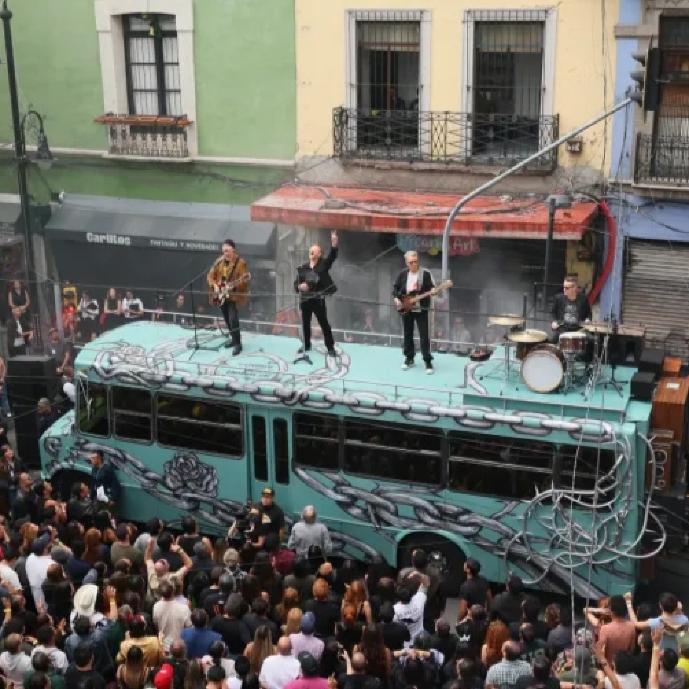 Así fue la filmación del video de U2 para su próximo sencillo 'Street Of Dreams' en un autobús en la Ciudad de México. — Super 9´49 - Podcast cover
