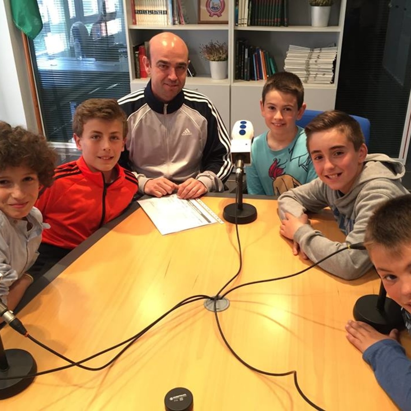 Equipo masculino del Colegio Riomar en 'Jugando al Atletismo' episode artwork