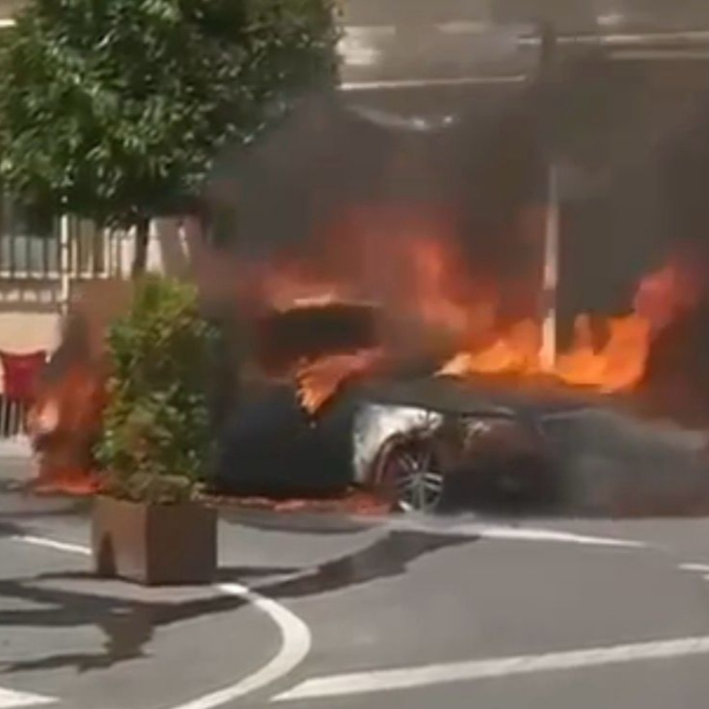 Fuego en un vehículo mientras circulaba por el casco urbano episode artwork