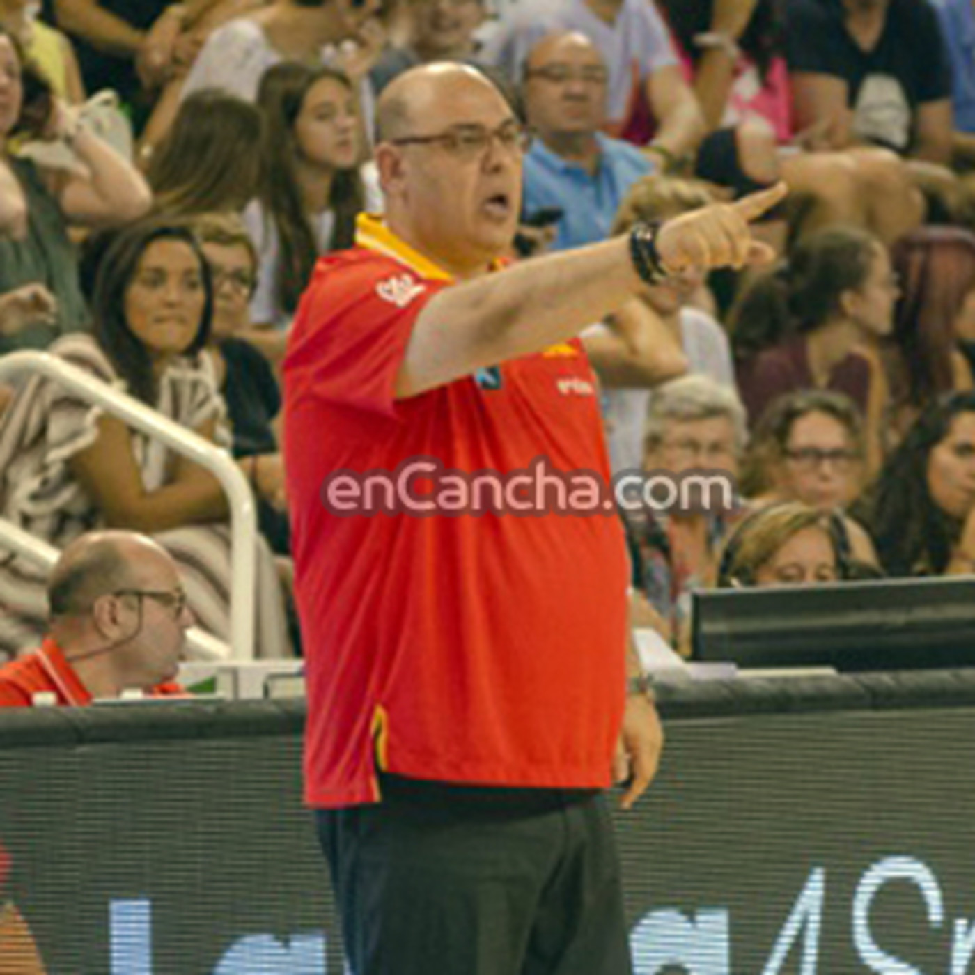 Fran Cortes pregunta a Lucas Mondelo tras el Bronce en Tenerife