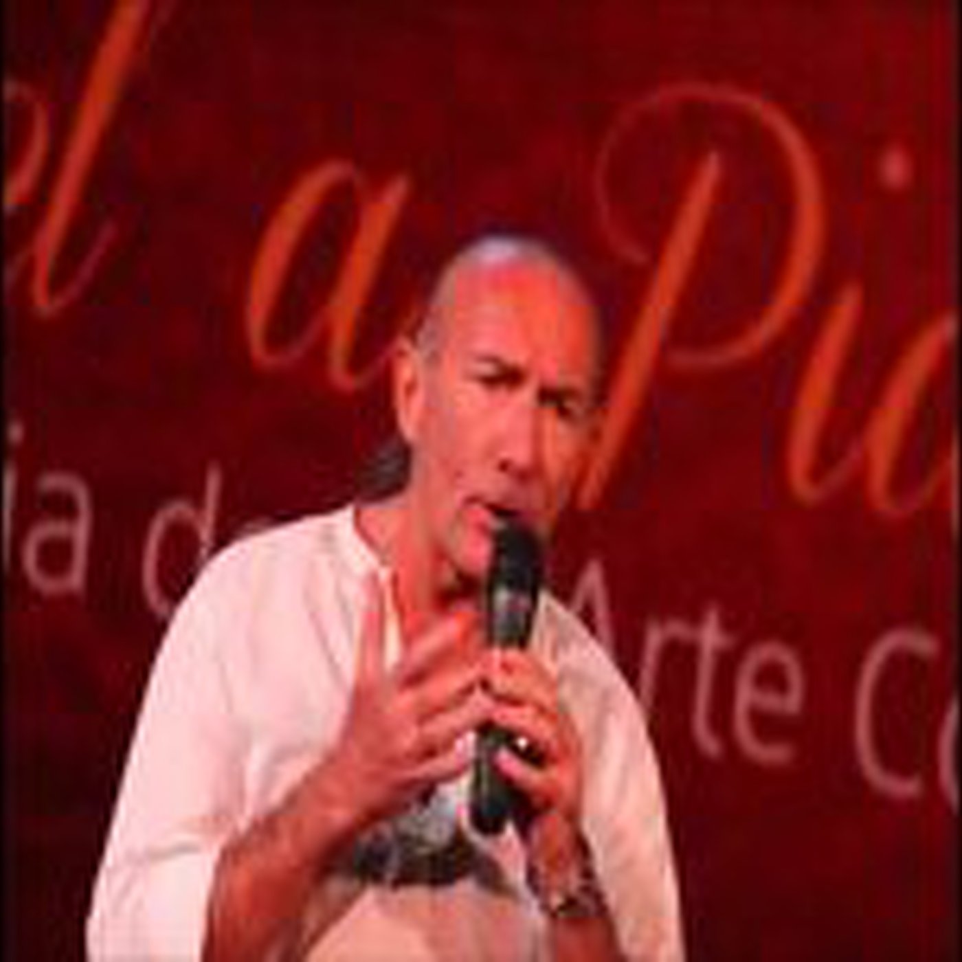 Guillermo Albarado canta