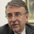 Enrique Ayala Mora Mueve los hilos de la conspiración