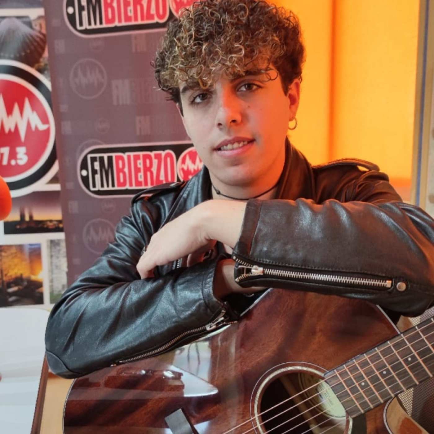 Samuel es el guitarra y cantante del grupo de rock berciano Mösz y que hoy nos trae su música en directo
