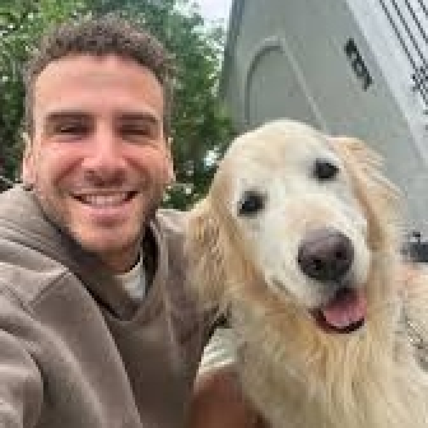 Fausto Duperré, organiza la Juntada de perros Golden Retriever en la Plaza Berlín, en los Bosques de Palermo