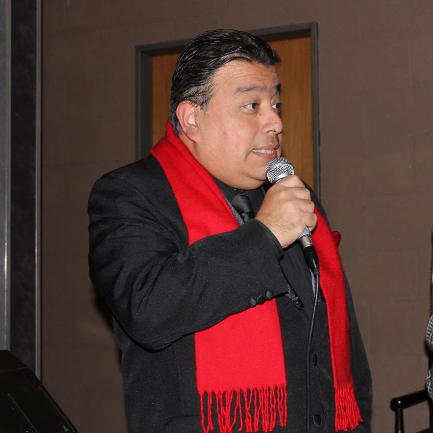 Guillermo Albarado canta