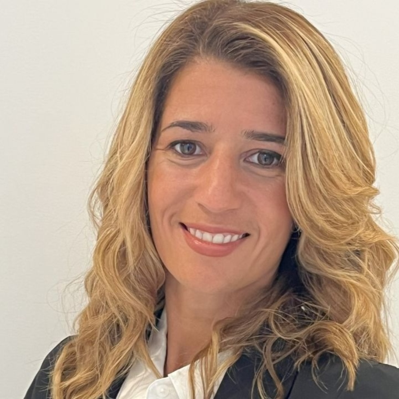 Yanina Lojo Especialista en comercio internacional y Finanzas @MgYaninaslojo @asteriscostv