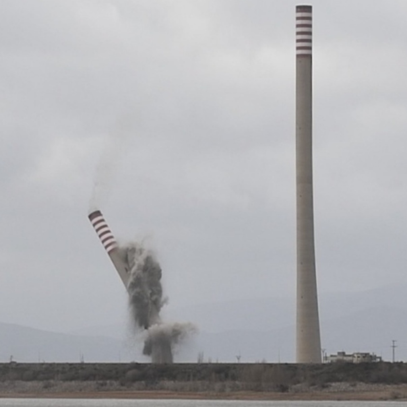 Hemos retransmitido en directo la voladura de las chimeneas de la central Compostilla II