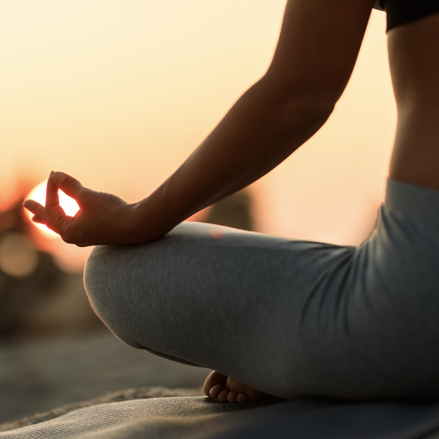 "El yoga propicia la conexión entre cuerpo, mente y emociones ayudándonos a parar nuestro contacto social". episode artwork