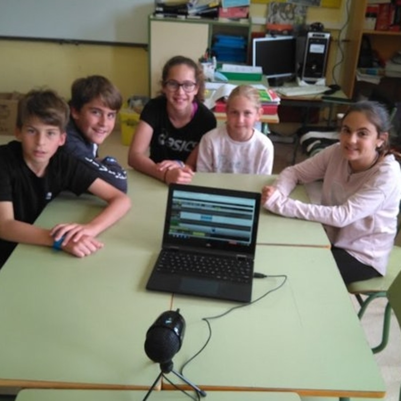 Primeres emissions de la ràdio escolar en proves