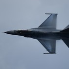 Pedro Sánchez utiliza el Falcon para inaugurar un semáforo