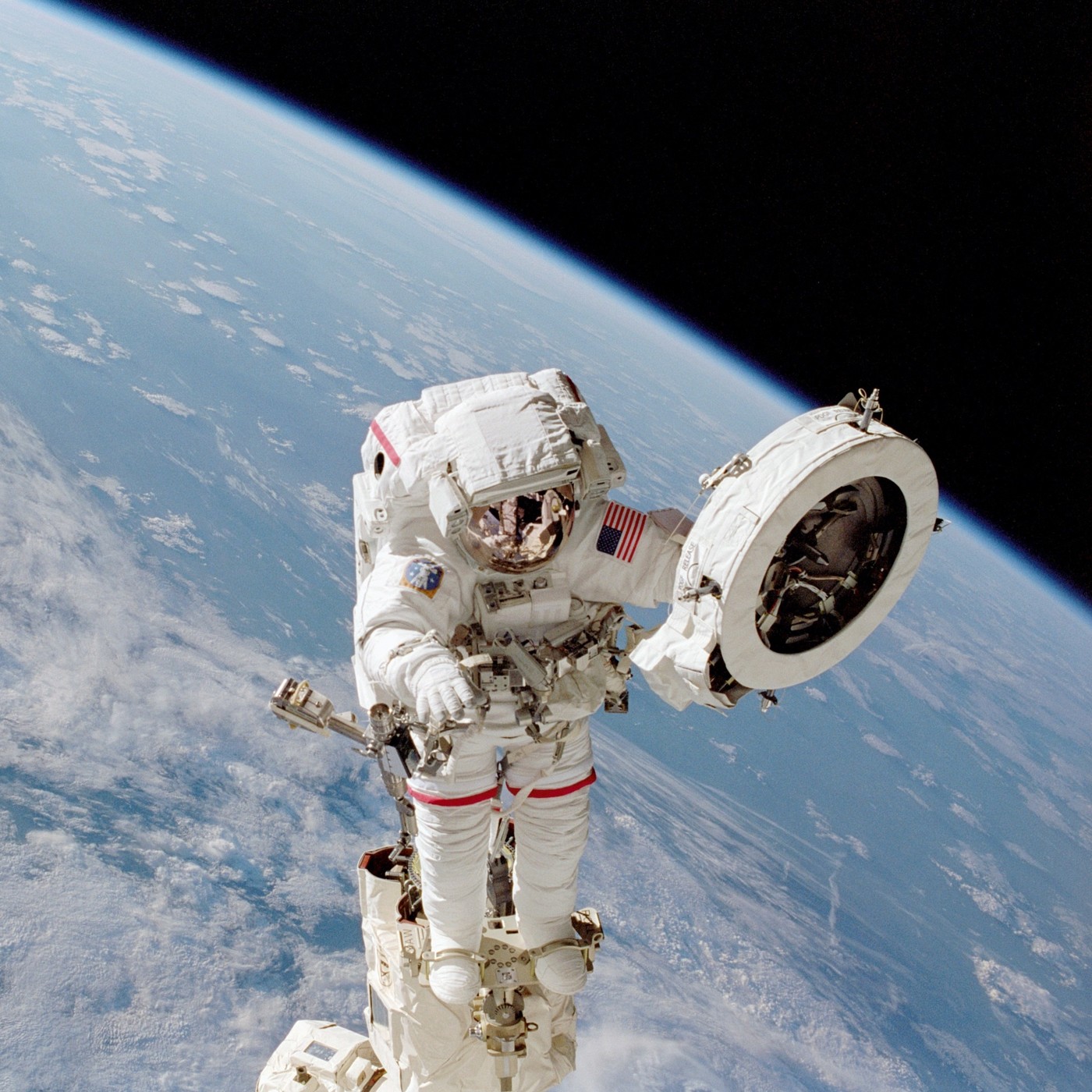 Entre Estrellas: 3- Paseos Espaciales #ciencia #astronomia #documental #podcast episode artwork