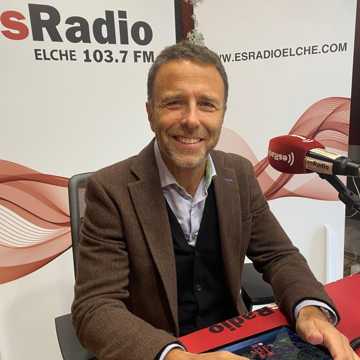 "Fomentar el espíritu crítico en los jóvenes es fundamental para que no caigan en el silencio emocional". episode artwork