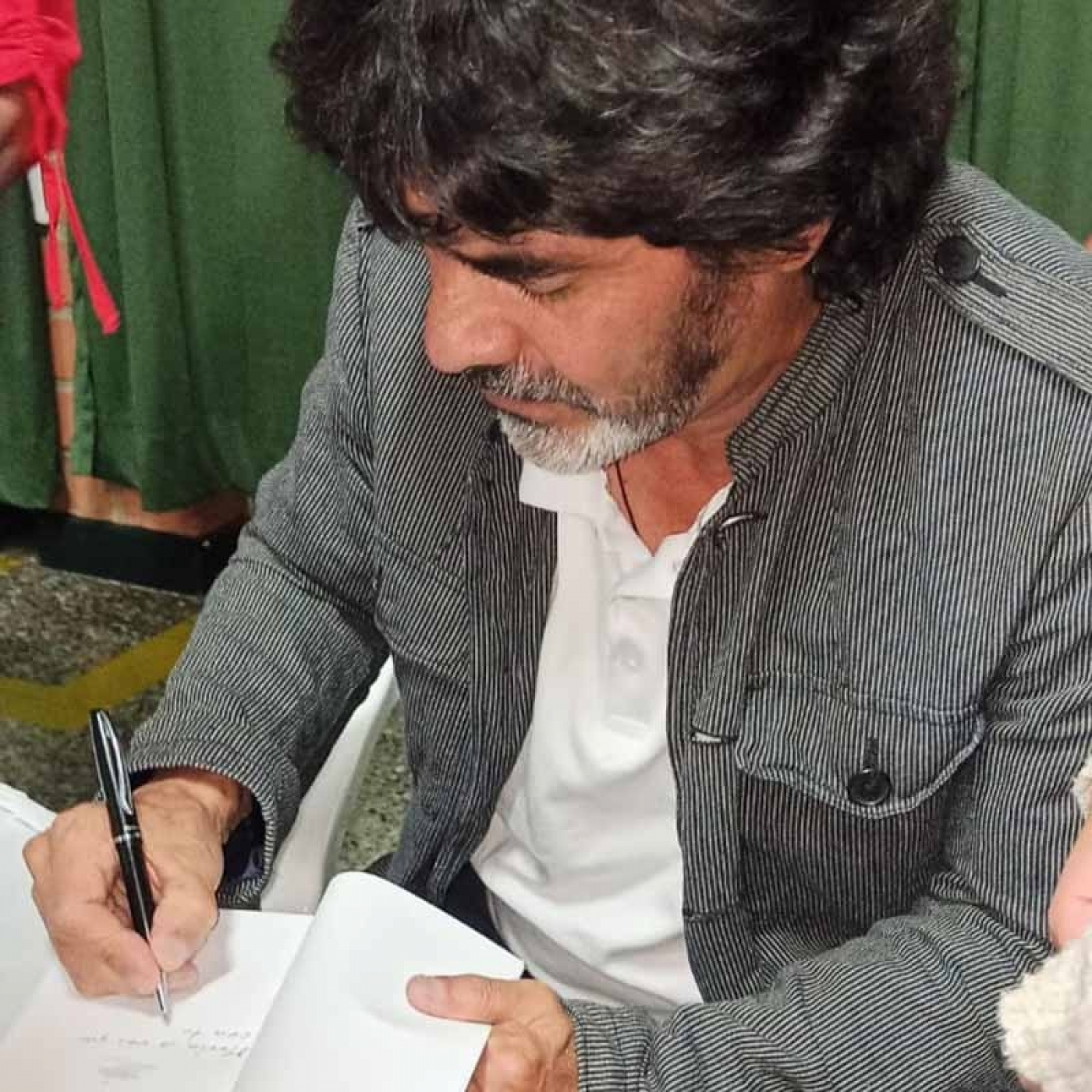 El periodista Francisco Moná presentó su libro “Antes que llegue el olvido” episode artwork