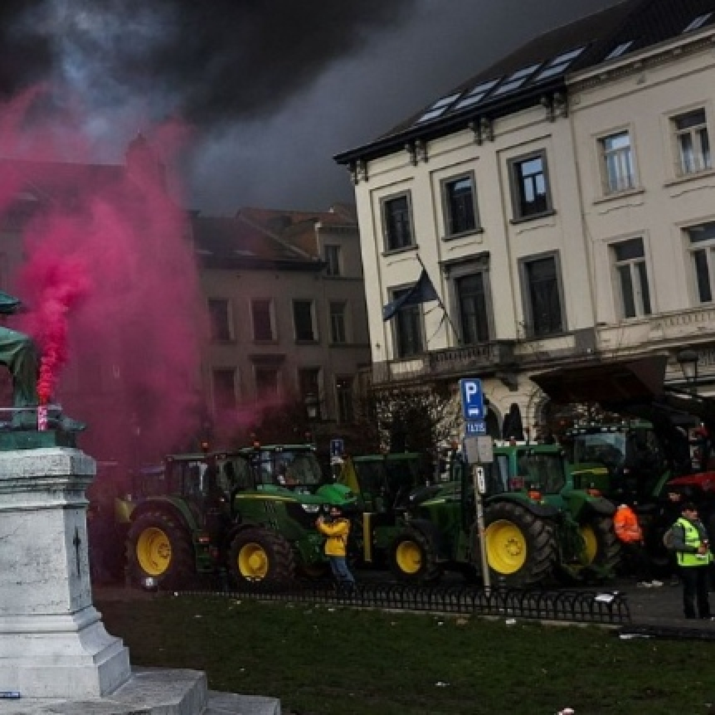 Cientos de tractores bloquean el centro de Bruselas episode artwork