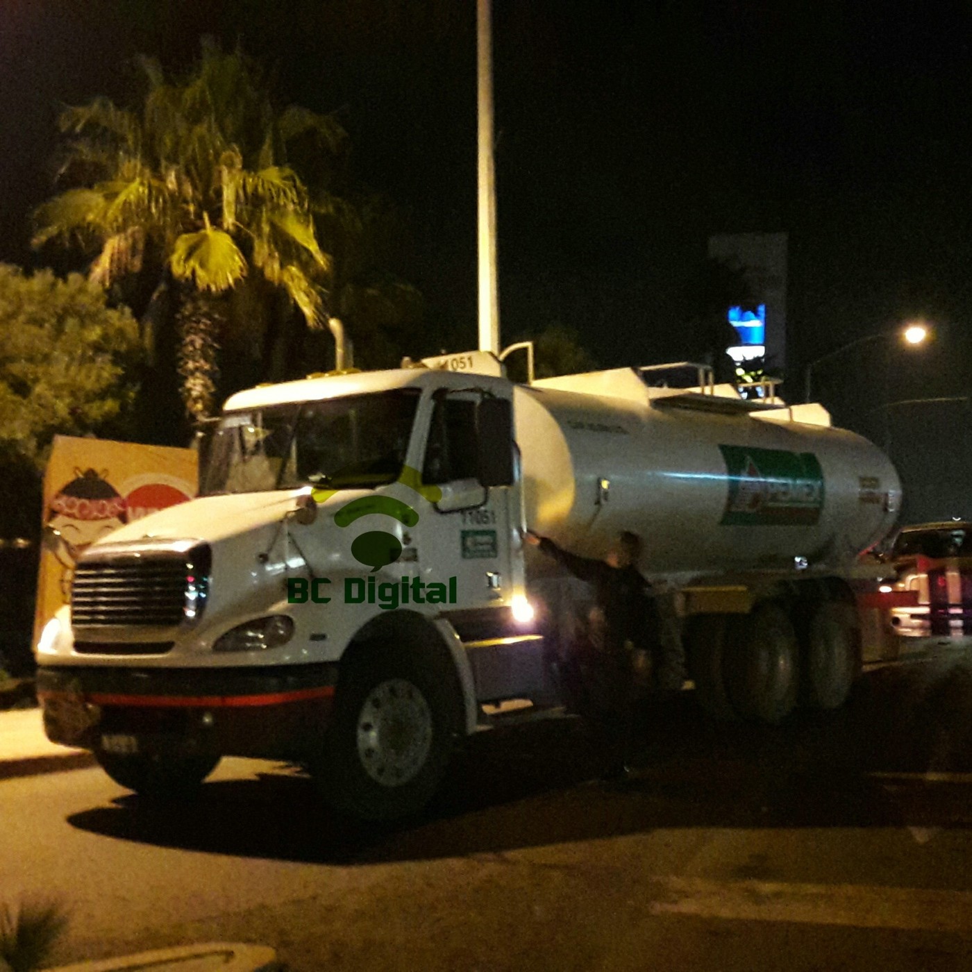 Se manifiestan en Rosarito por Gasolinazo y retienen pipas de Pemex