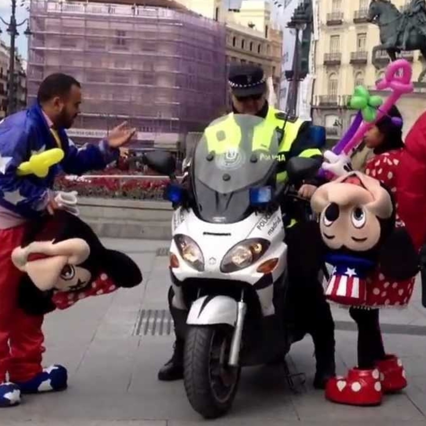 Monos con pistolas