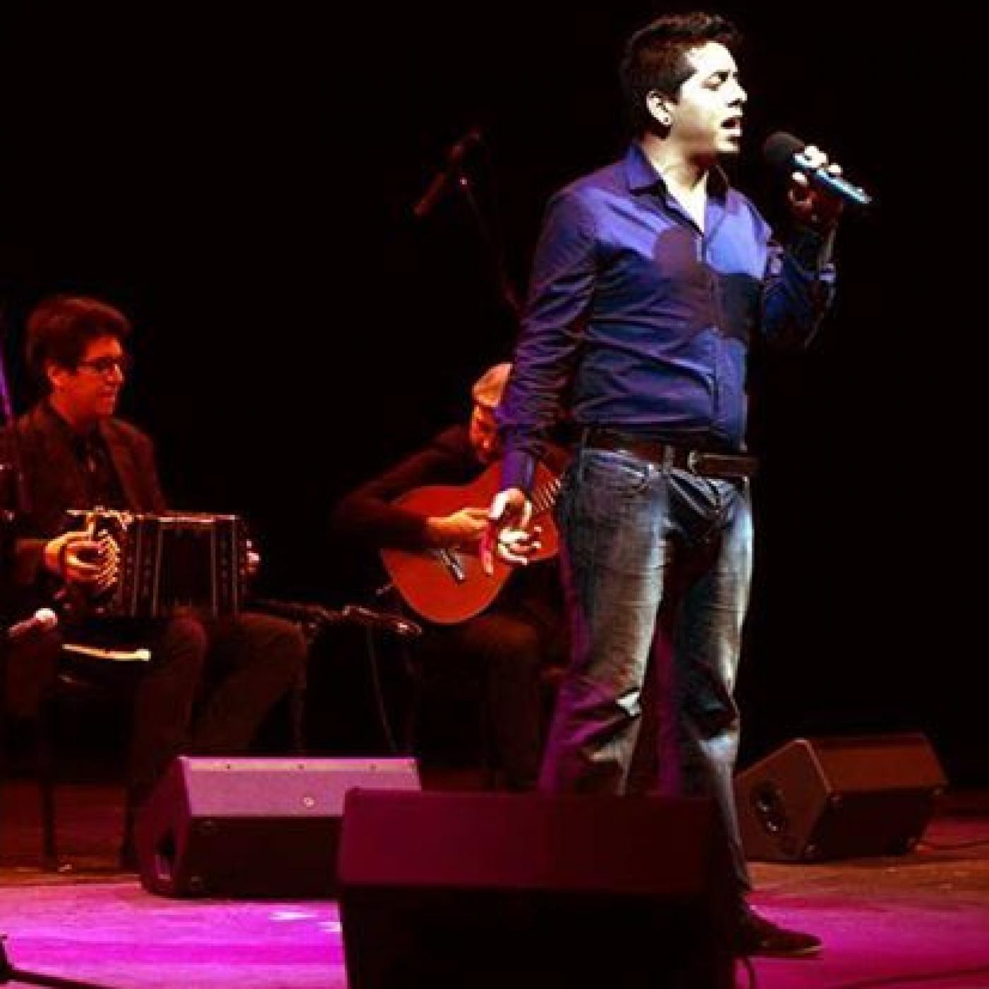 Guillermo Albarado canta