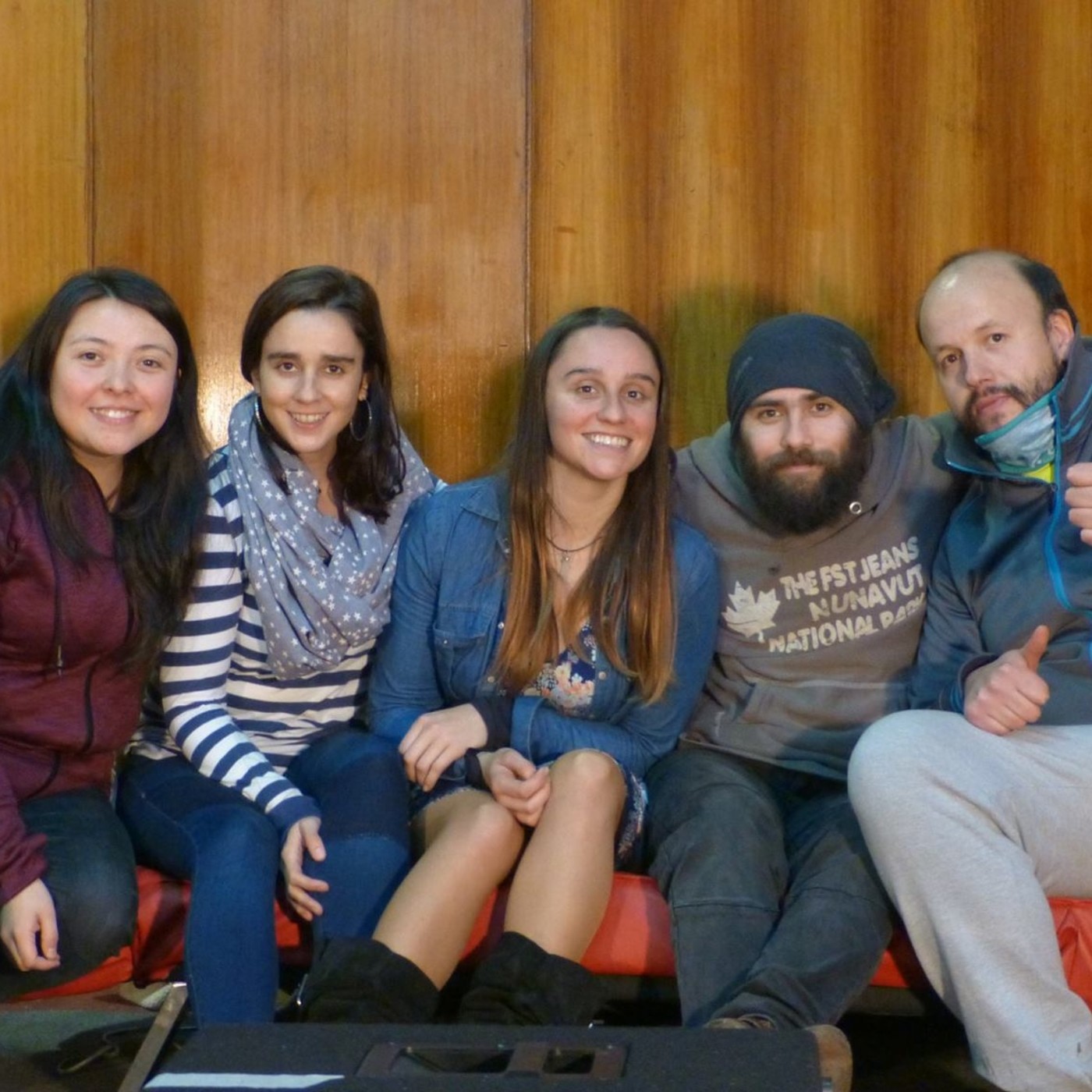 Con las patas y el buche