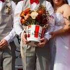 @KFC ofrece bodas GRATIS si aceptas decorarla así