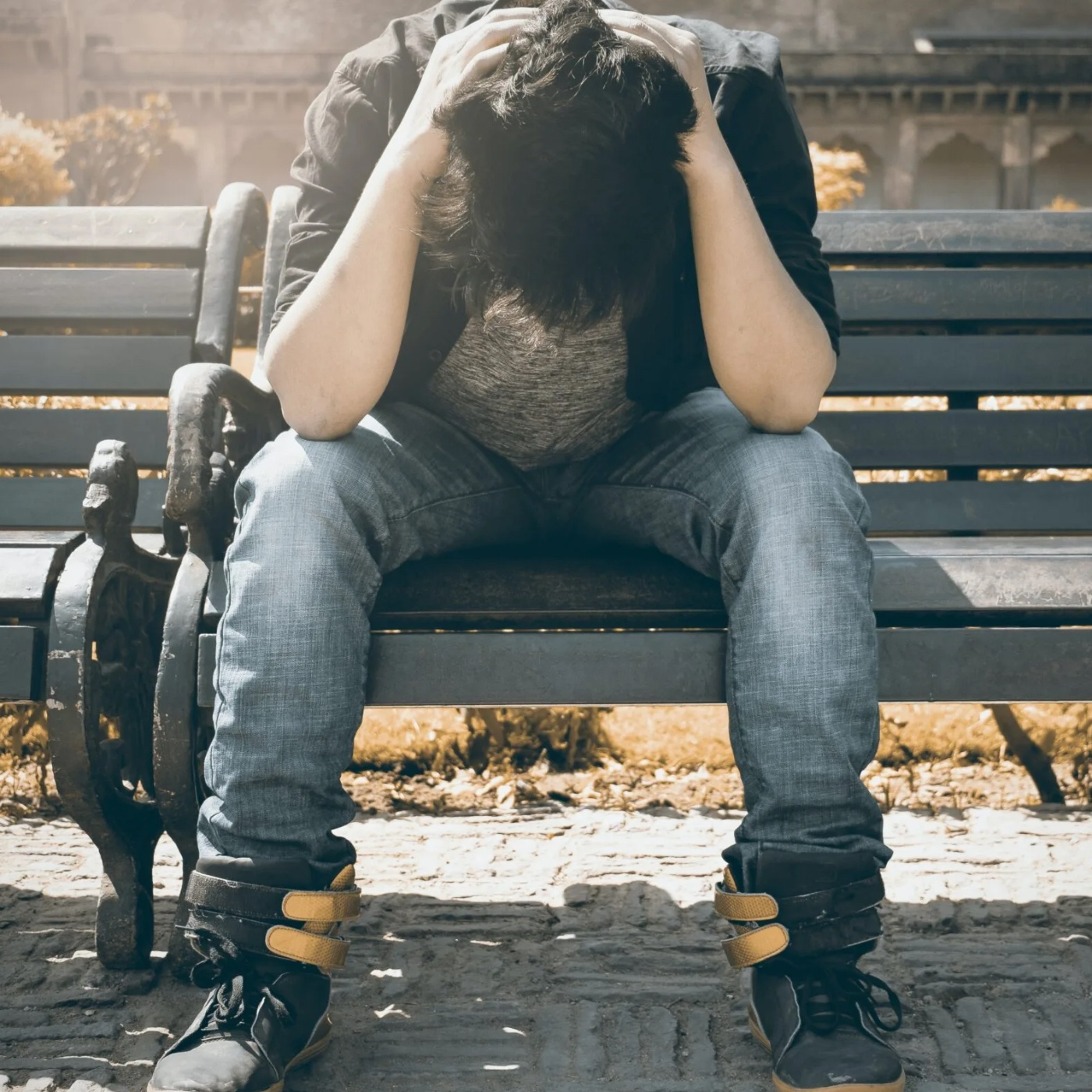 El suicidio adolescente iguala a los homicidios. 359-354.