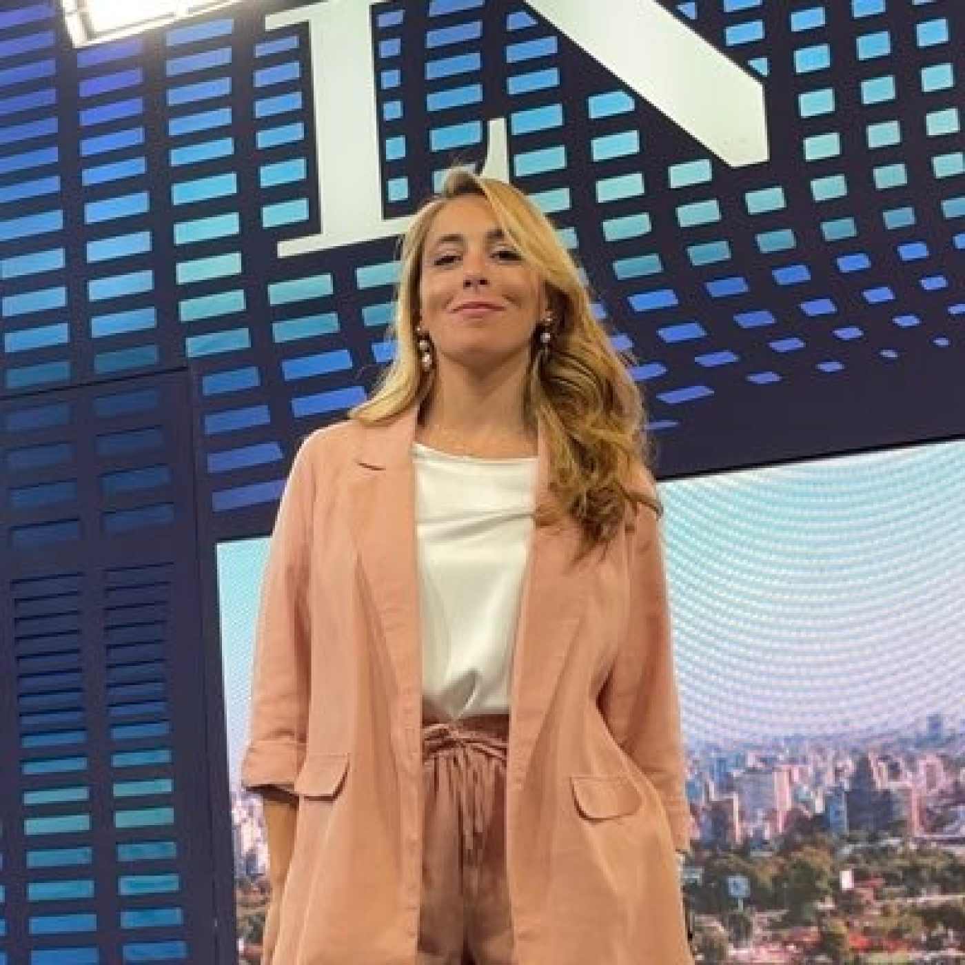 Camila Dolabjian @camidolabjian Periodista de @LANACION @lanacionmas @entreudsynosok @enriquezjorge @OSammartino