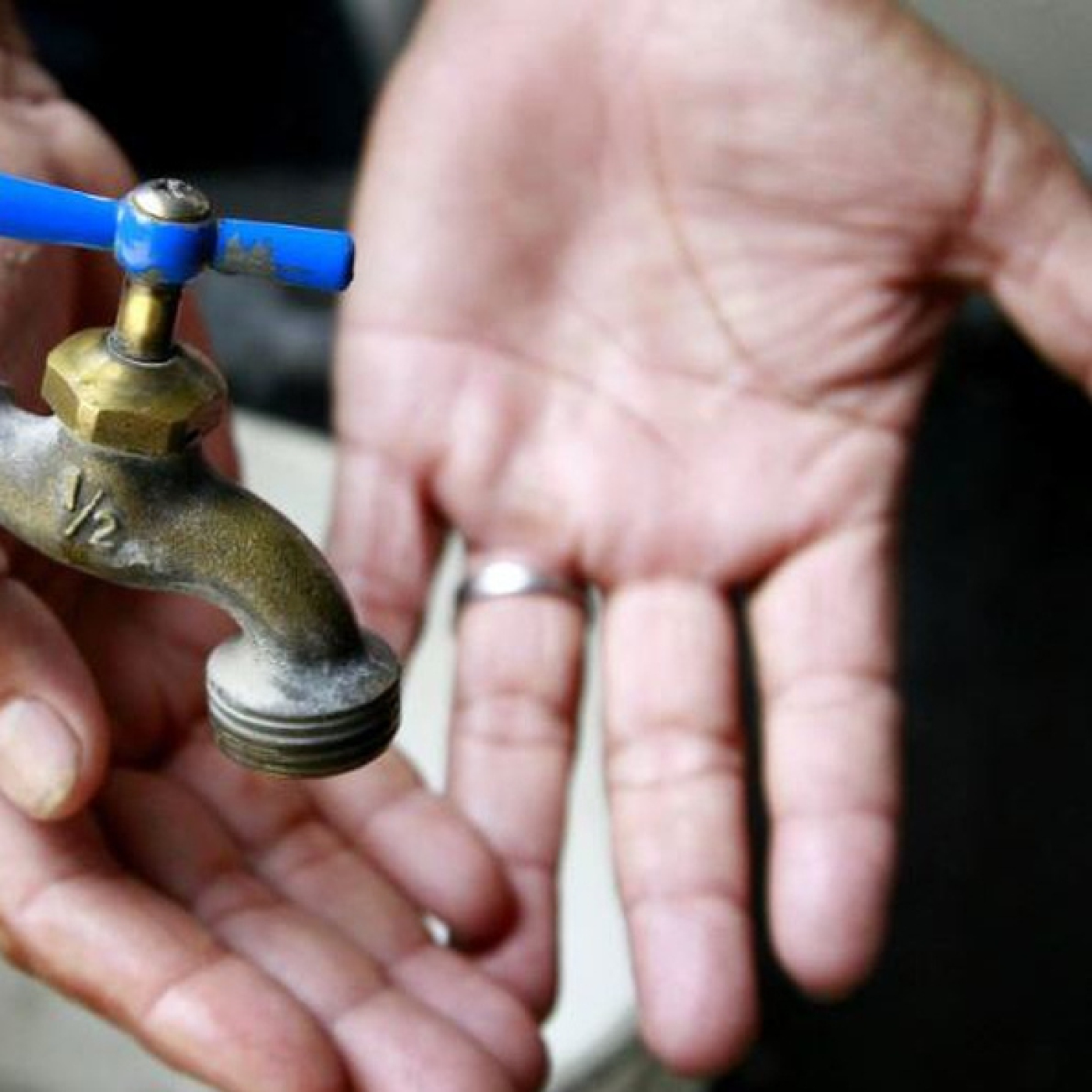 ¿Qué situación presenta la distribución de agua potable en el municipio de Pinar del Río?