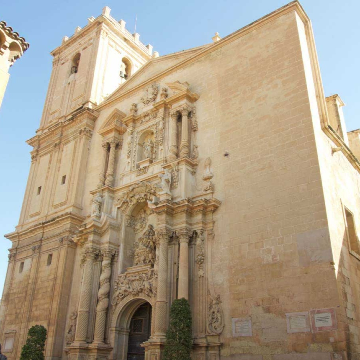 "Nicolás de Bussy llega a Elche para ayudar a terminar Santa María, realizando en 1682 la puerta principal". episode artwork