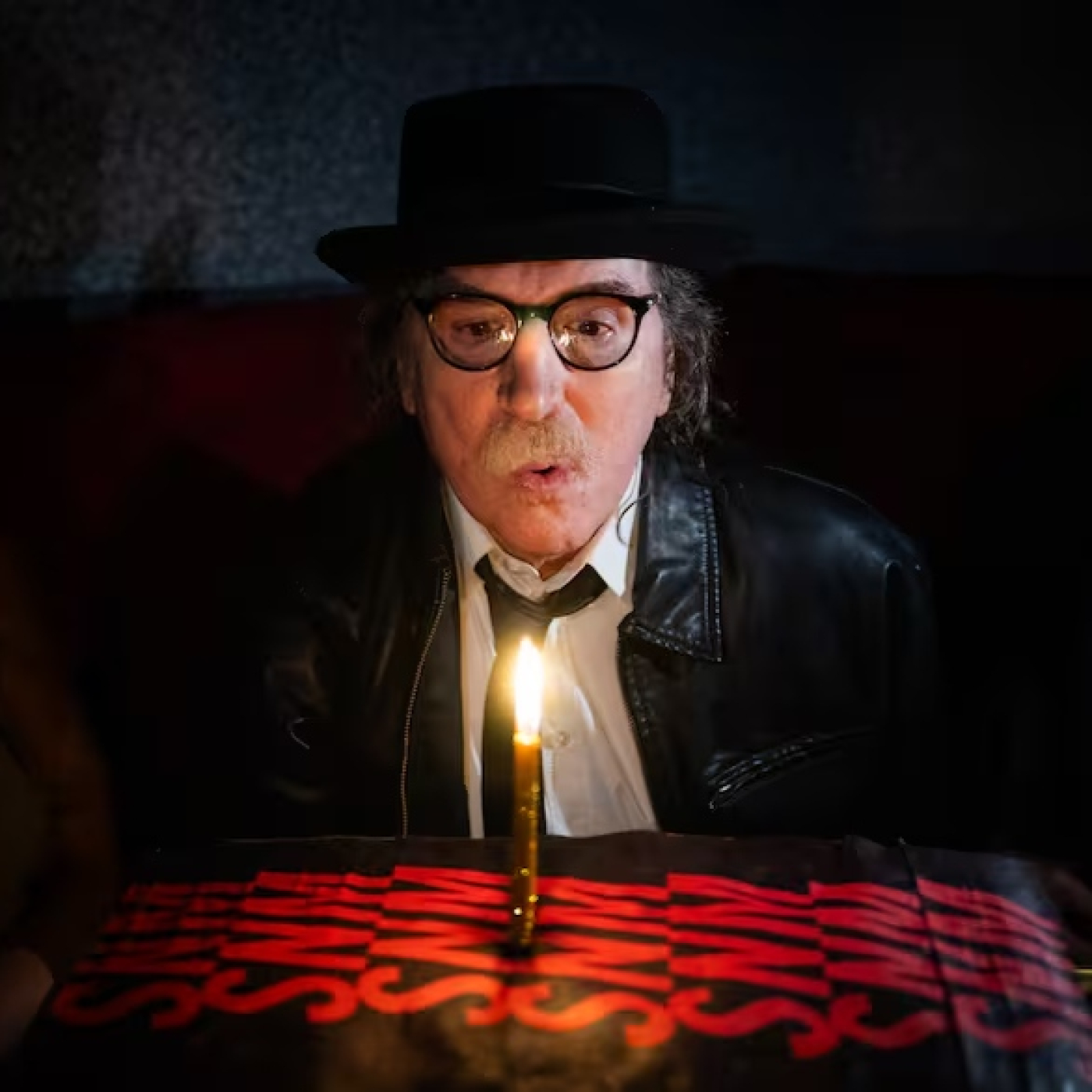 Rodeado de grandes músicos y en el lugar donde grabó sus grandes álbumes, así celebró Charly García su cumpleaños 74. episode artwork