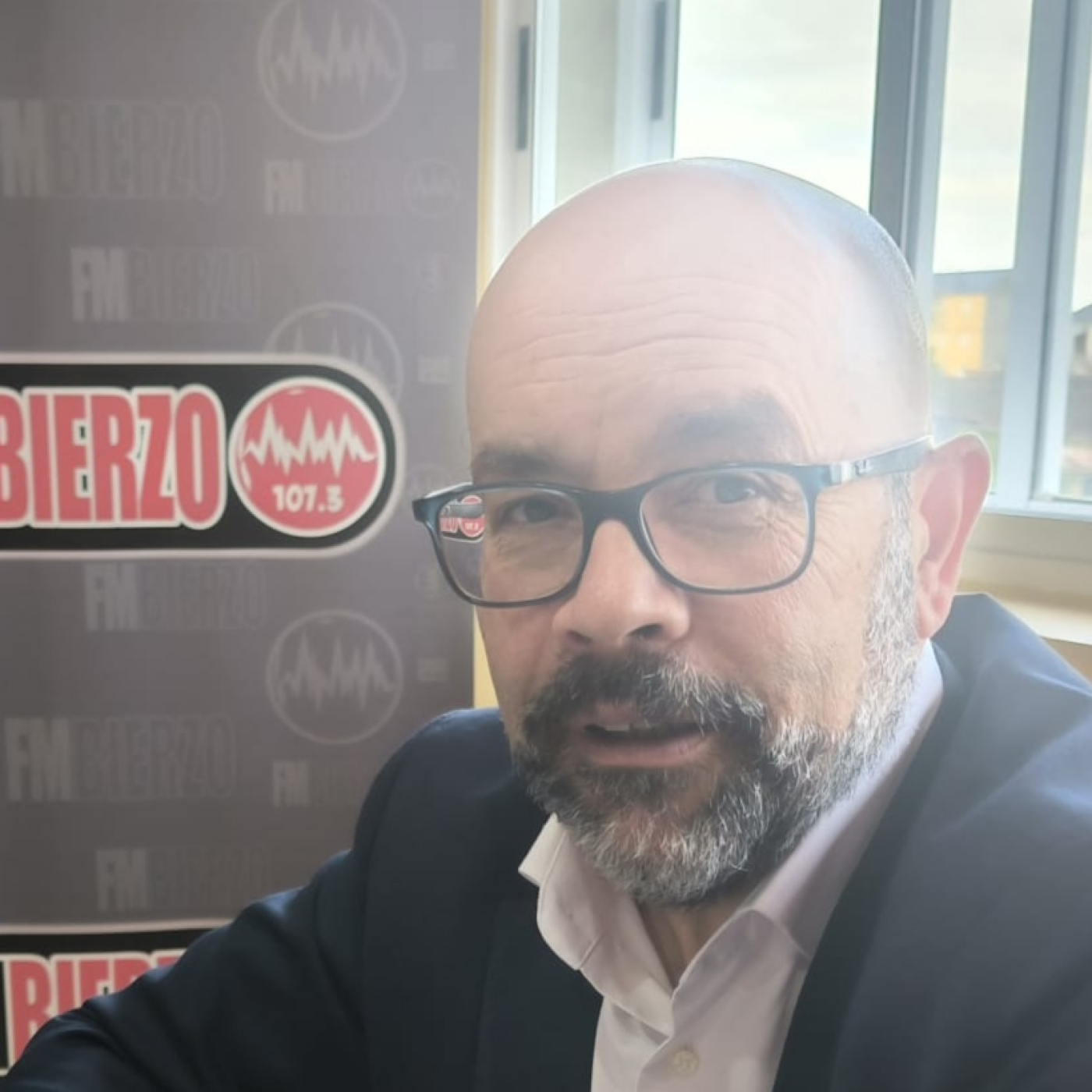 Hoy se pasó por nuestro estudio, Manuel Álvarez, director general de la Fundación Santa Bárbara de la Ribera de Folgoso