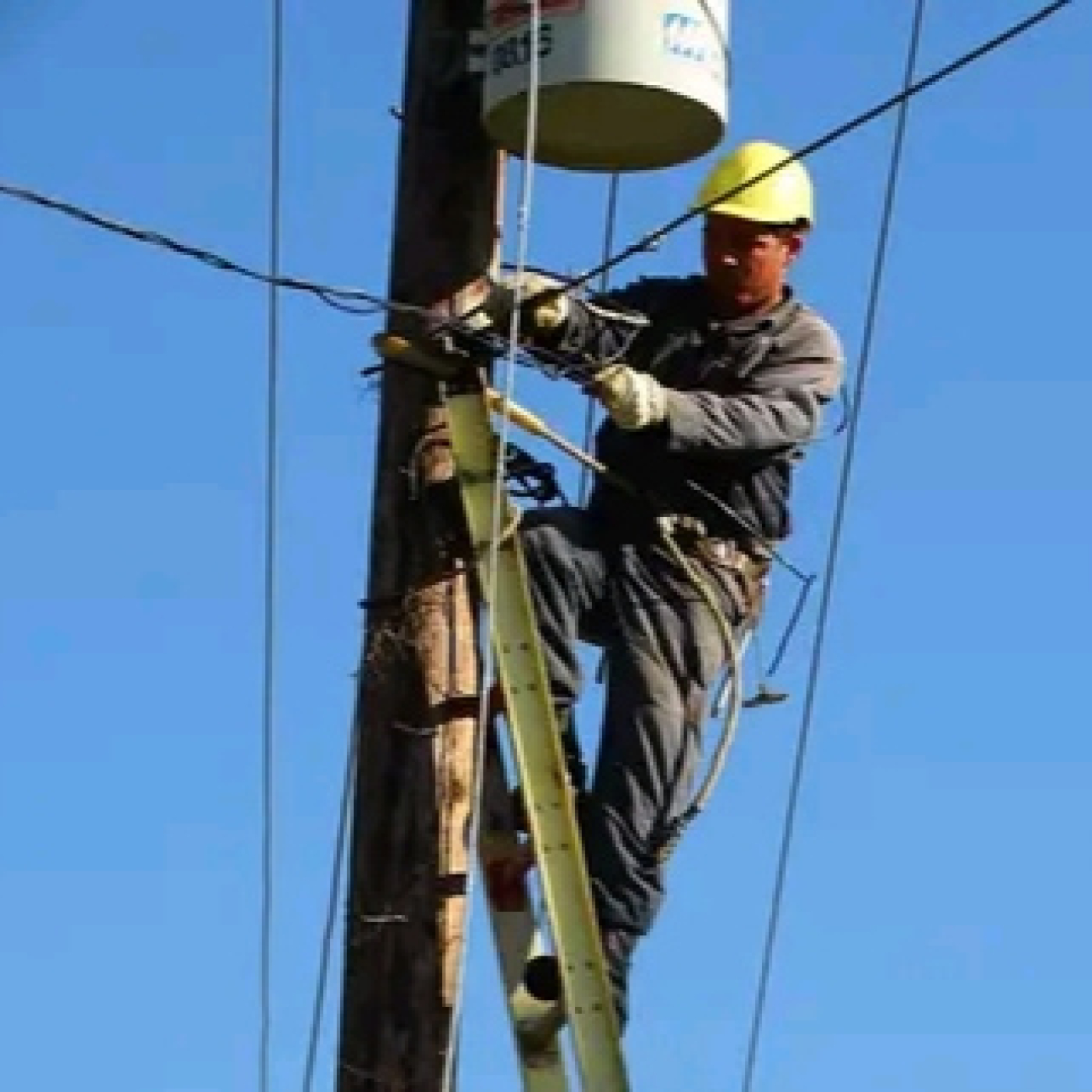 Trabajadores eléctricos granmenses ejemplos en Cuba